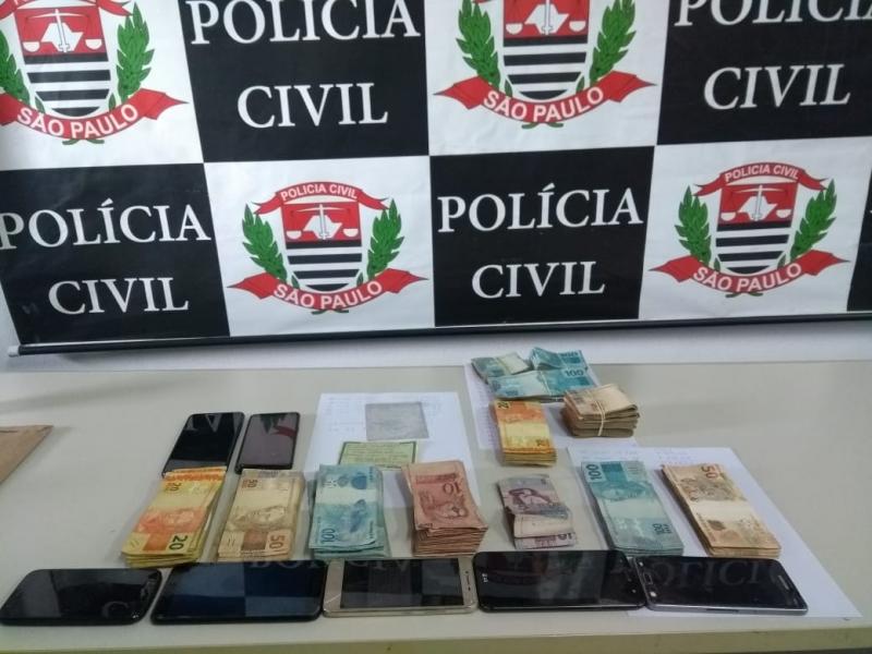 Polícia Civil: Houve apreensão de aparelhos celulares, dinheiro e relógio