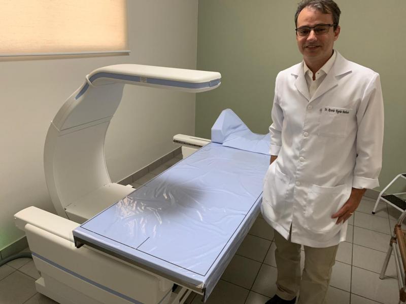 Radiologista Ricardo Negrão Barbosa e o DXA, um dos equipamentos de ponta, do Instituto de Radiologia de Presidente Prudente