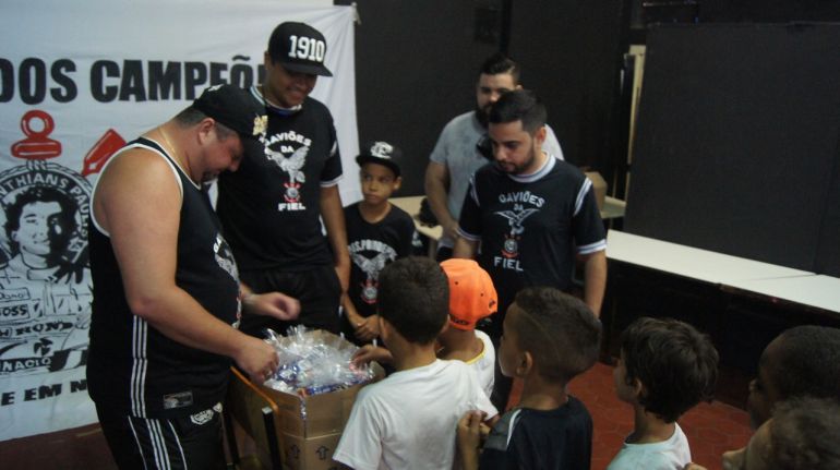 Cedida/Gabriel Pinheiro - Organizada do Corinthians distribui chocolates no Lar Santa Filomena