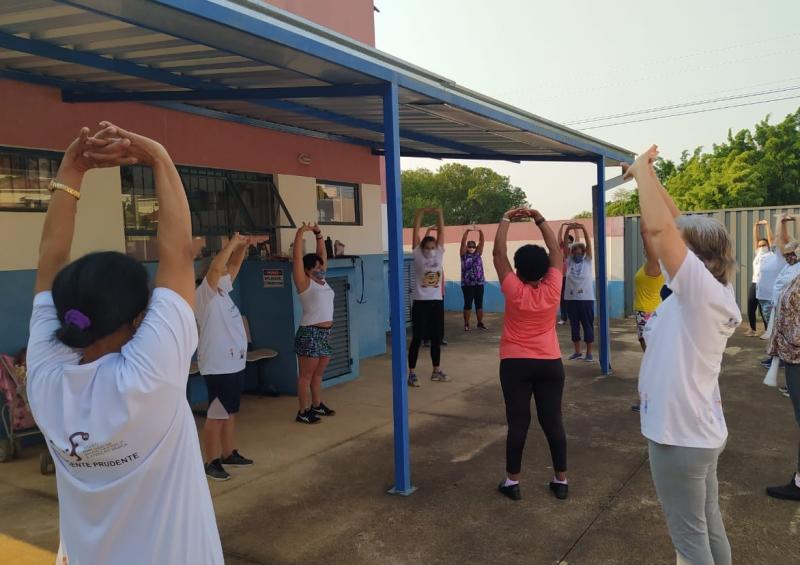 Ao longo da semana, foram desenvolvidas diferentes atividades, como dança circular, jogos e dinâmicas