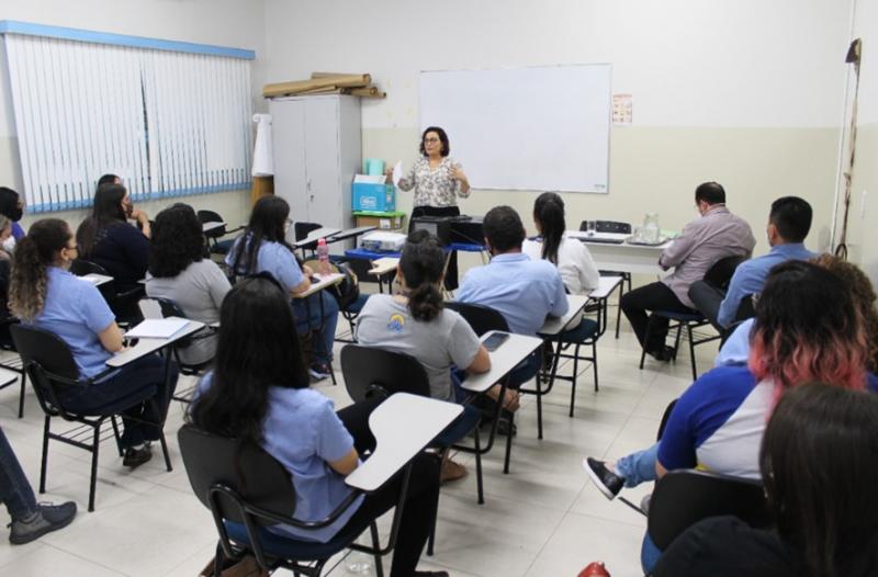 Palestra voltada aos funcionários da entidade foi ministrada na noite desta quarta-feira