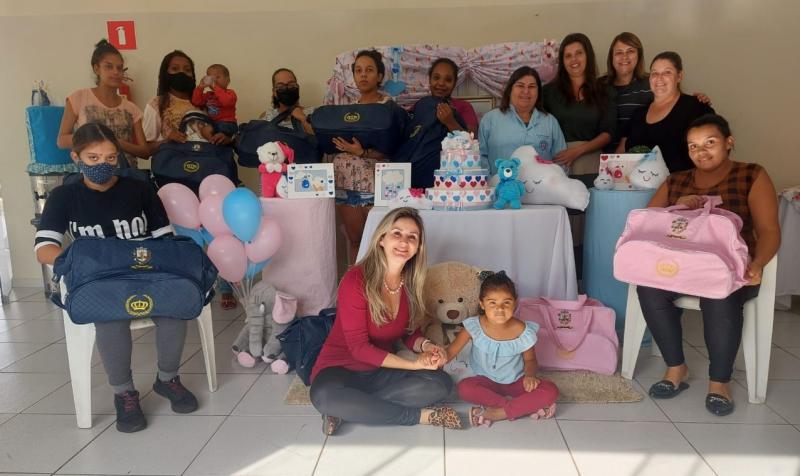 Gestantes foram presenteadas com kits de enxoval de bebê e bolsa, doados pelo Fundo Social de Solidariedade da cidade