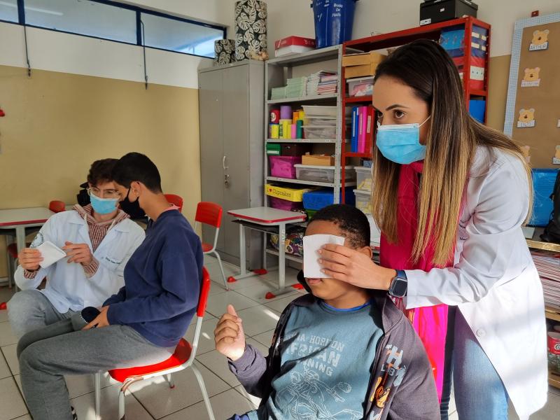 Exames de avaliação visual tem a parceria de alunos do curso de Medicina da Unoeste 