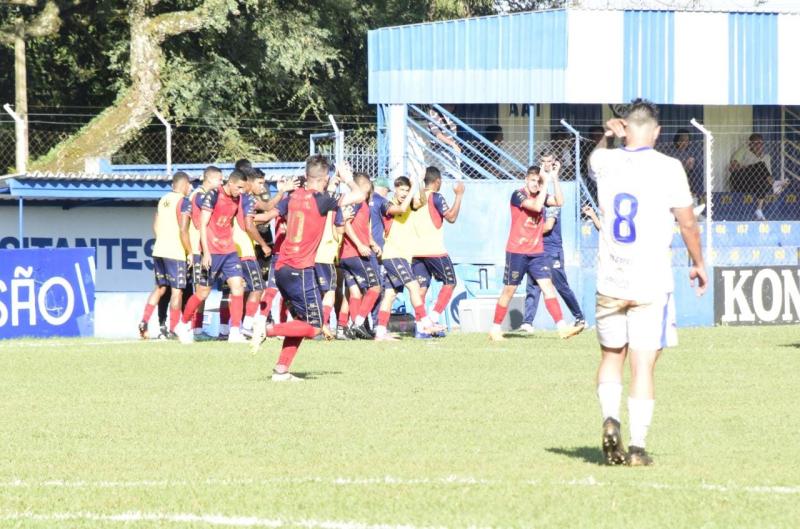 No primeiro duelo das quartas, fora, Grêmio apresentou bom volume de jogo e não tomou conhecimento do Itararé: 3 a 0