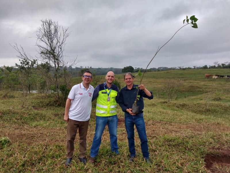 Ronaldo Garcia (diretor da Etec), Edmilson Willian Rocha, representante da concessionária Eixo-SP e o vice-prefeito de Quatá, Marcos Bidóia