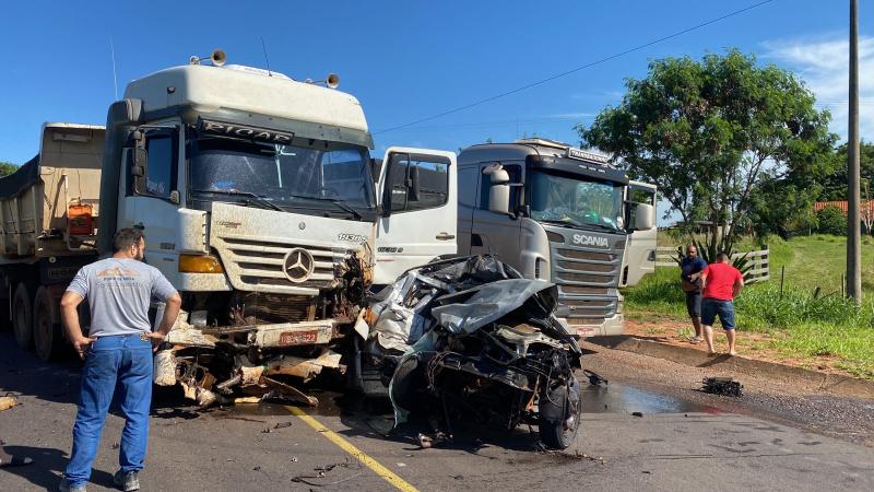 Com o impacto, motorista da caminhonete faleceu na hora