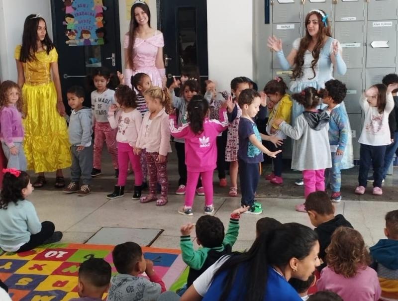 Projeto “Viajando com o mundo encantado – festa das princesas” fez a diversão das crianças da Creche Municipal Clotilde Lopes Trevisan, de Anhumas