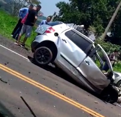 Por motivos ainda a serem esclarecidos, um Volkswagen/Fox, de cor prata, e o caminhão colidiram frontalmente