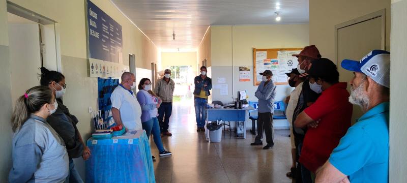 Agentes de saúde passam orientações aos homens sobre prevenção e diagnóstico precoce do câncer de próstata