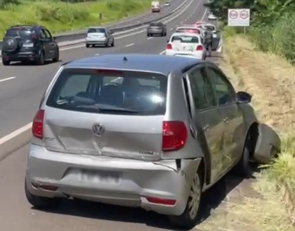 Após bater carro roubado na Rodovia Assis Chateaubriand, em Pirapozinho, dupla fugiu por um pasto às margens da via