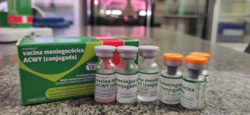 Vacina contra meningite está disponível para jovens, profissionais e estudantes da área da saúde