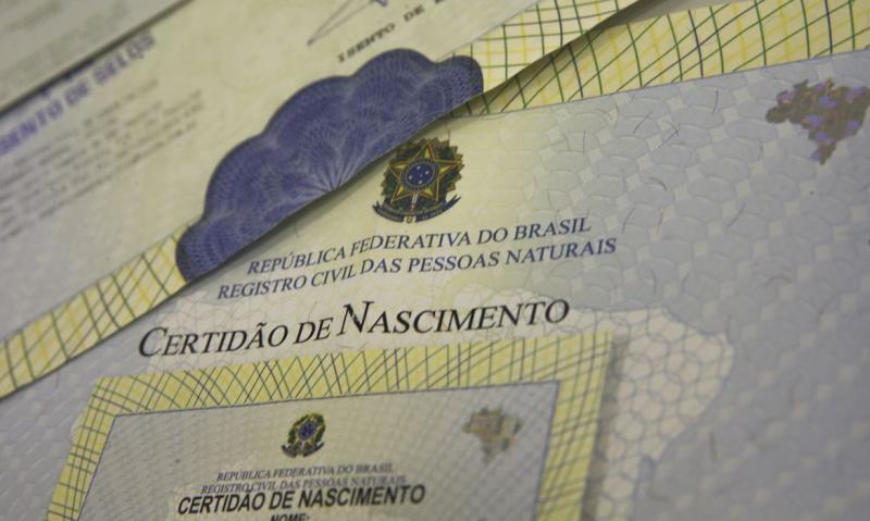 No caso de pais ausentes, registro é feito somente com o nome da mãe