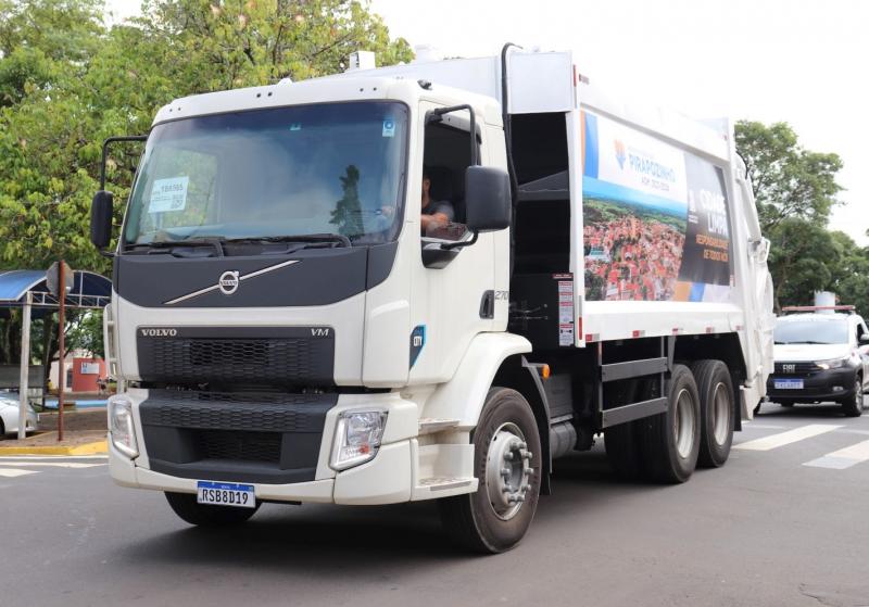 Pirapozinho adquire caminhão compactador de lixo através de convênio com o governo do Estado