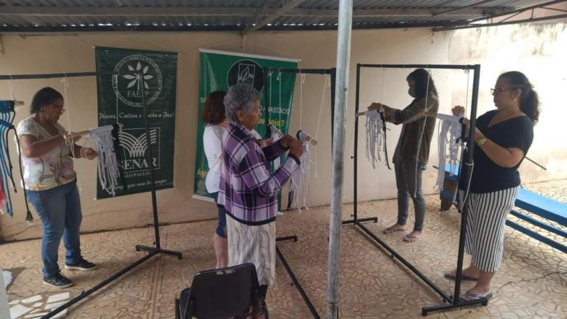 Curso de macramê desperta a criatividade dos participantes; aulas foram oferecidas gratuitamente