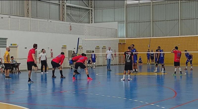 Equipe de Voleibol Adulto Feminino estreia com vitória fora de