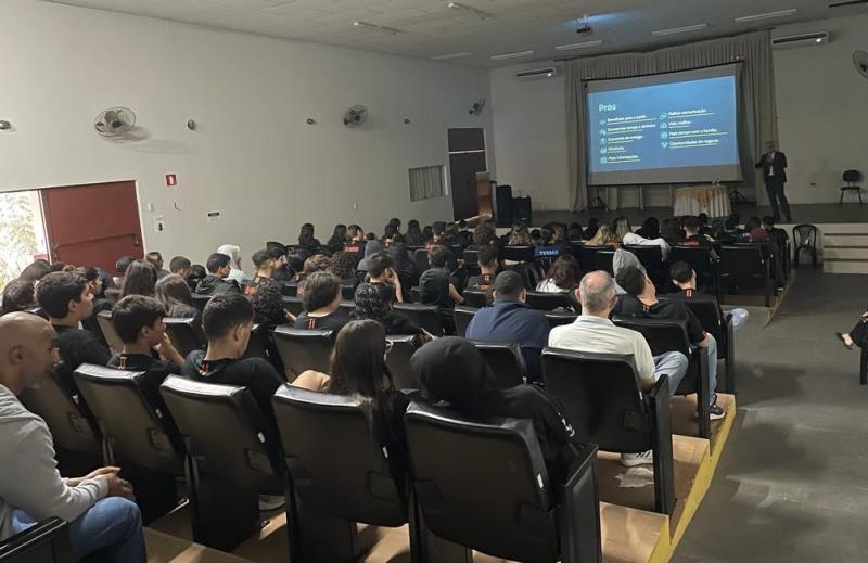 Coordenador da UIP-8, delegado Everson Aparecido Contelli conduziu palestra em Venceslau