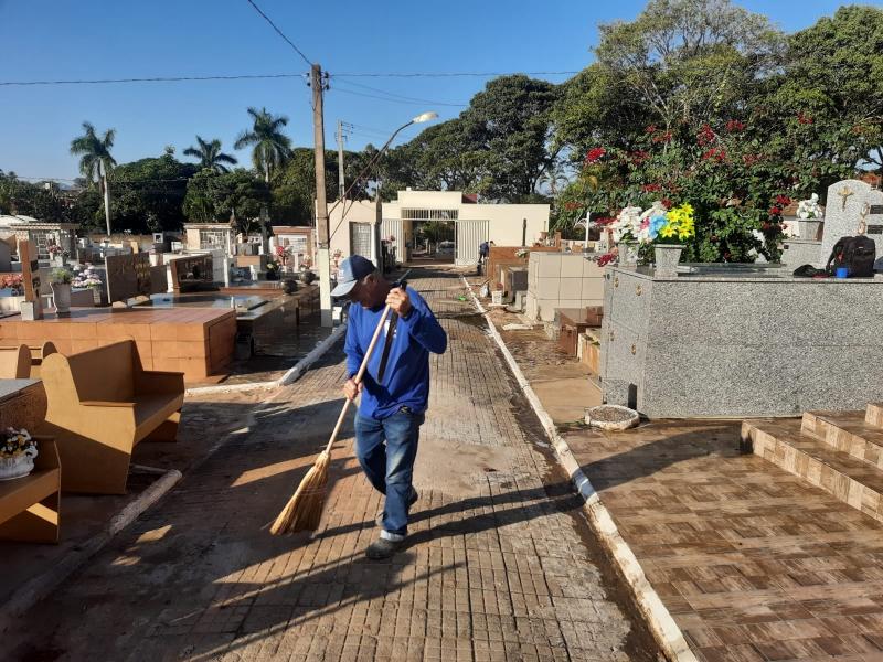 Funcionários da Secretaria de Vias Urbanas promovem limpeza geral nos cemitérios da cidade para a visitação no Dia das Mães