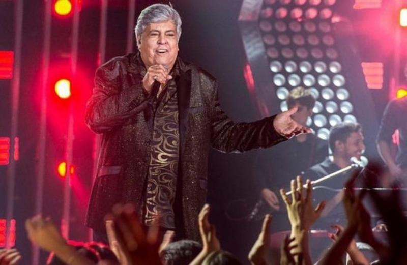 Sidney Magal sobe ao palco para cantar para as mães e família, às 17h deste domingo