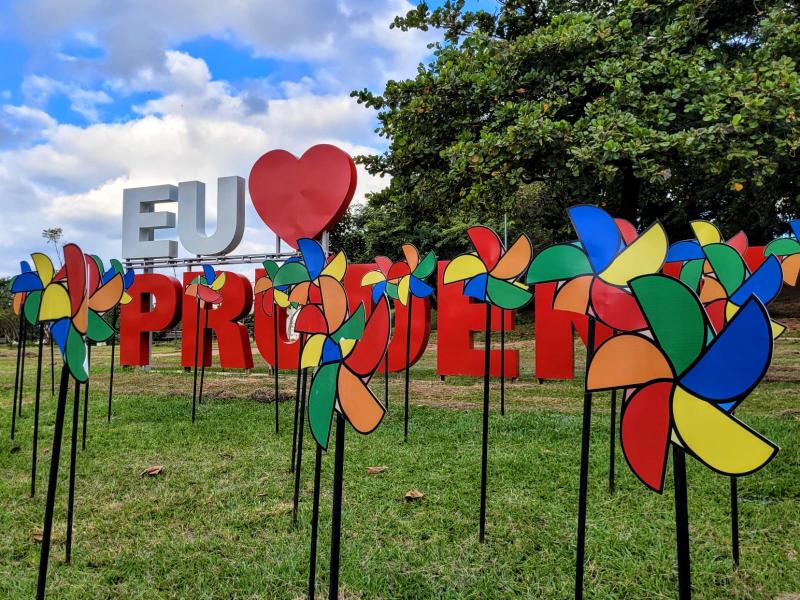 Praça do Centenário, onde está localizado o monumento “Eu Amo Prudente”, ganhou uma decoração especial