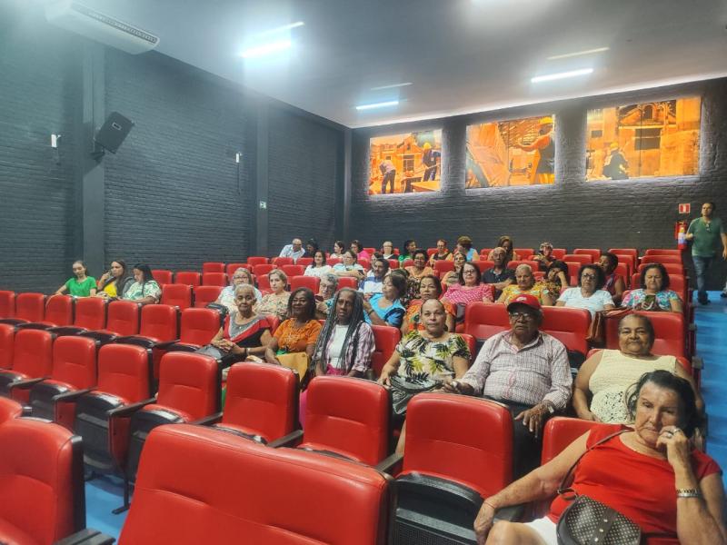 Idosos do CCI de Pirapozinho têm dia de lazer e cultura em Prudente