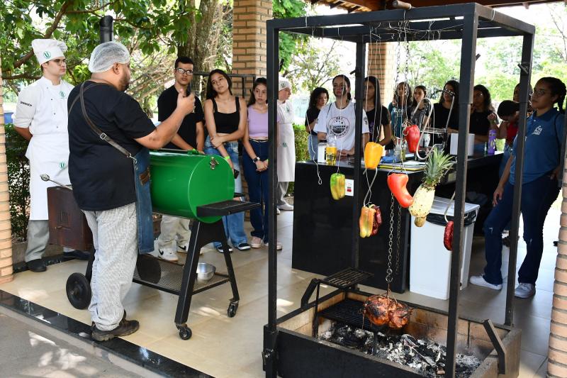 Na Gastronomia, aromas defumados foram a atração da oficina; alunos degustaram assados por meio de técnicas modernas de defumação