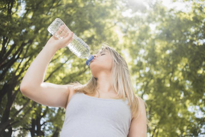 É importante se hidratar bem nesse calor intenso, beber água é a melhor coisa