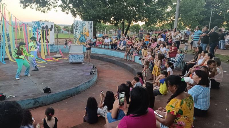 Apresentação do espetáculo “Hoje tem espetáculo? Tem, sim senhor!”, na Praça das Mangueiras, em Teodoro Sampaio