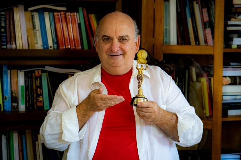 Vicentini com o prêmio faturado no The South Film and Arts Academy Festival, no Chile