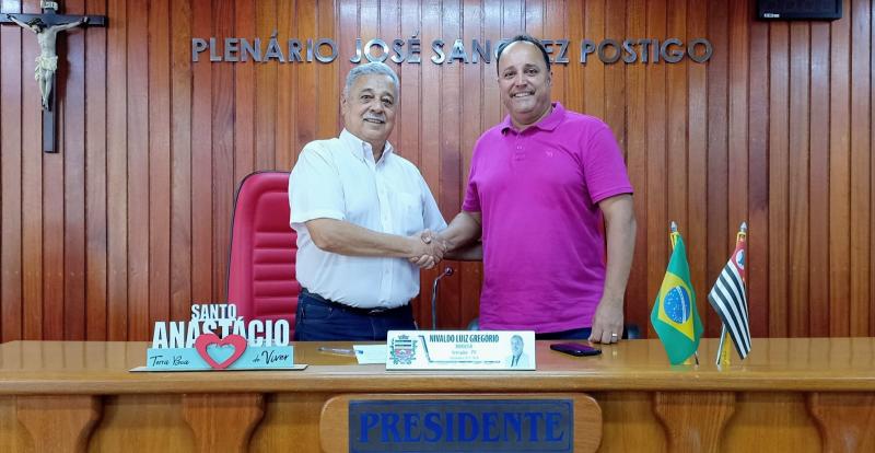 Nivaldo Luiz Gregório (esquerda) assume a presidência da Câmara de Santo Anastácio no lugar de Franklin Ferreira Sanches