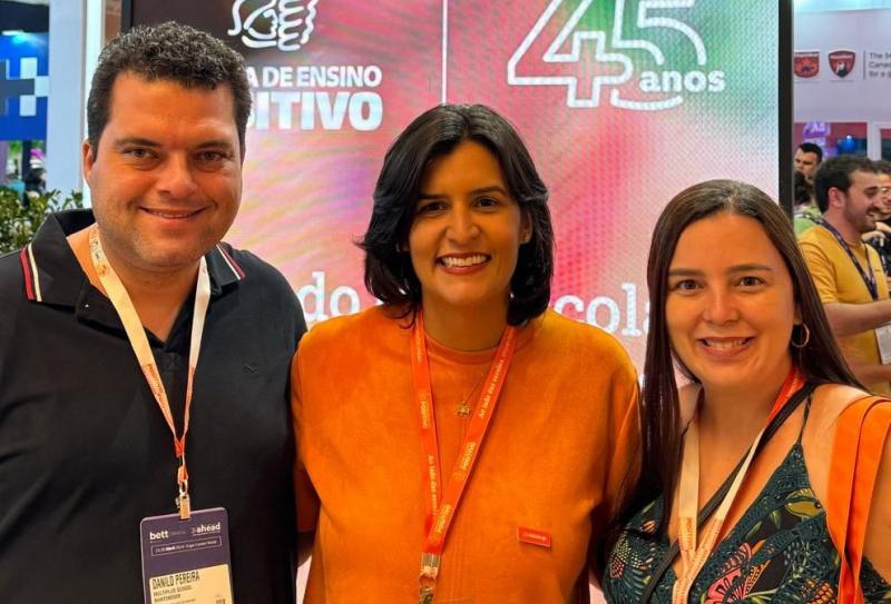 DANILO SILINGOWSCHI E LUANA NOGUEIRA, DO MULTIPLUS SCHOOL, COM TAMIRES VILELA, CEO DO SISTEMA POSITIVO, NA FEIRA BETT 2024