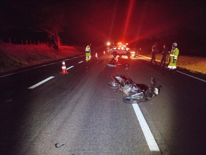 Ao chegar ao local, policiais encontraram motocicleta caída e a vítima já em óbito, ambos sobre a faixa de rolamento da SP-270