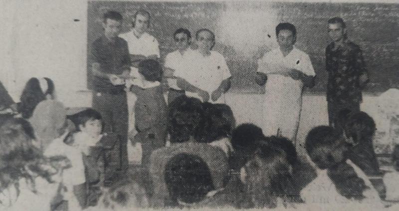 Momento da entrega a um dos alunos da escola