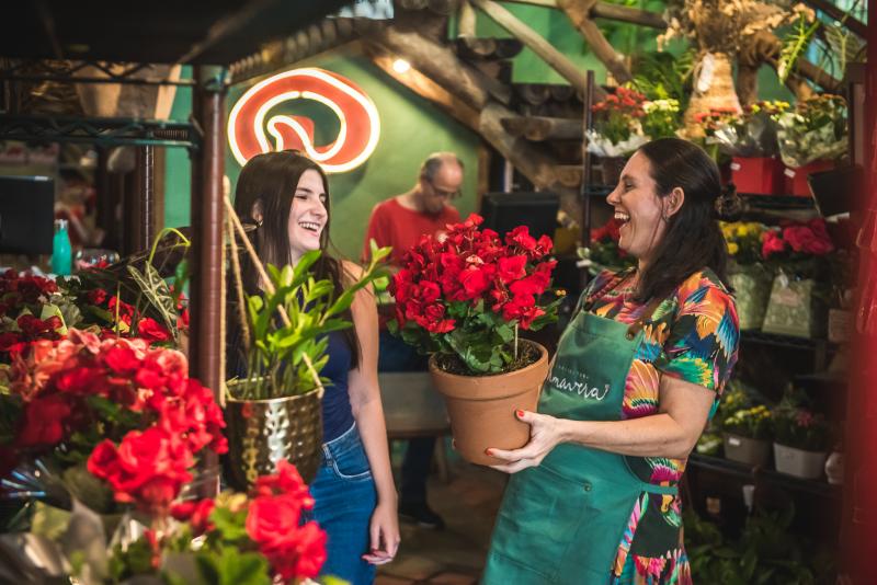 Floricultura Primavera prepara seu estoque há meses e agora está “superabastecida”