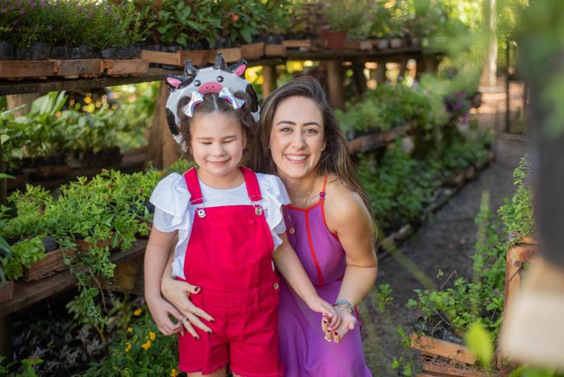 Tamara Batata Silva e a pequena Maria Carolina, de seis anos