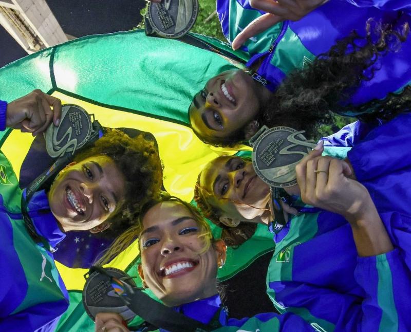 Maria Victoria, Anny, Jainy o e Leticia garantiram o ouro para o Brasil no 4x400m feminino
