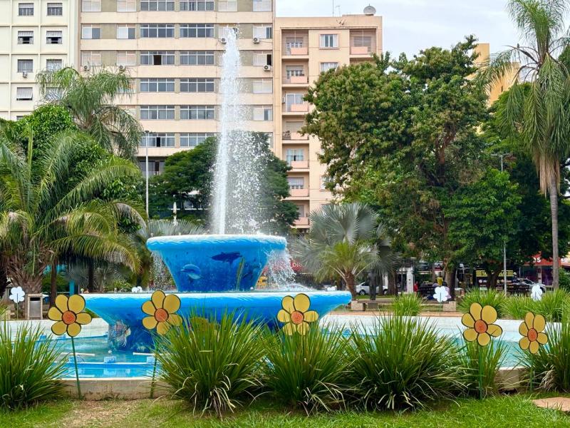 Praça Nove de Julho foi decorada com flores de cor laranja, que aludem à campanha