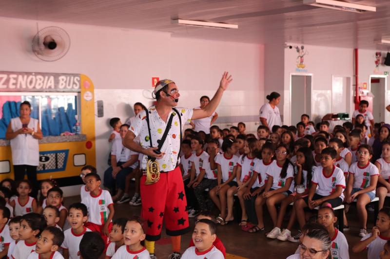 Apresentação do Grupo Rosa dos Ventos de Prudente, em escolas de Assis, como parte do Circuito Sesc de Artes