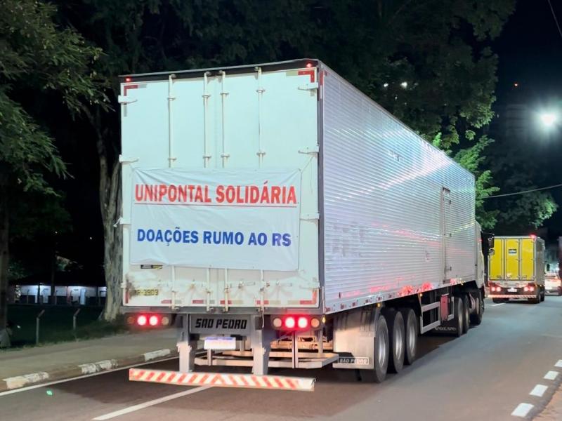Caminhão e carreta estão sendo levados por membros da Defesa Civil de Indiana, Osvaldo Cruz e PP