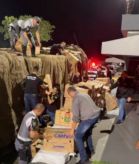 Droga estava sobre carga de fécula de mandioca, distribuída em 47 sacos e 32 caixas de papelão