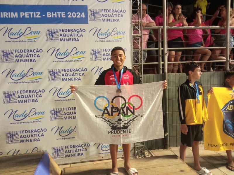 No domingo, Enzo conquistou o bronze nos 100 m nado borboleta