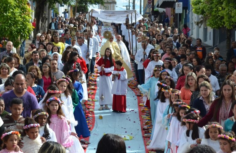 Tradição religiosa do Corpus Christi chega a 57 anos de celebração em Piquerobi nesta quinta