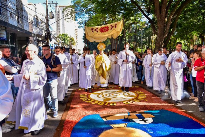 Na maior cidade do oeste paulista, as paróquias se reúnem para celebrar no centro da cidade