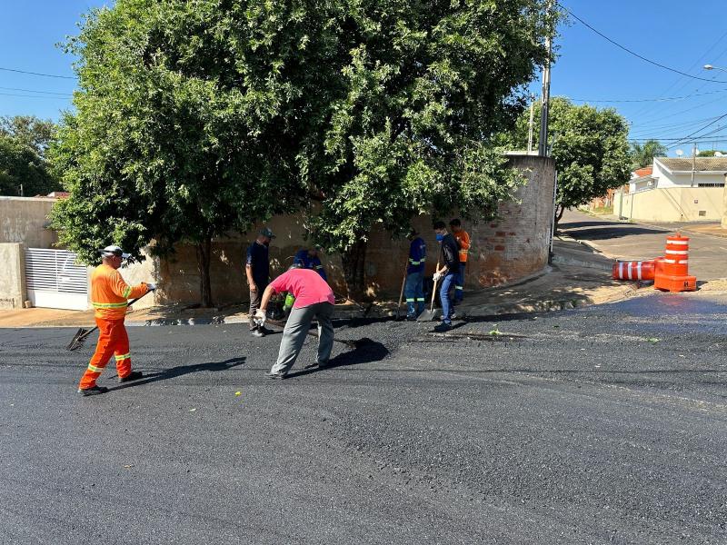 Obra de recapeamento em Pirapozinho vai beneficiar 112 trechos de ruas e tem prazo de 60 dias para terminar