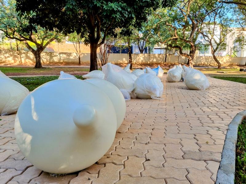 Cenário reúne elementos de características familiares, volumes agigantados moldados em fibra de vidro, dispostos em grupos ou isolados; abertura ocorre hoje