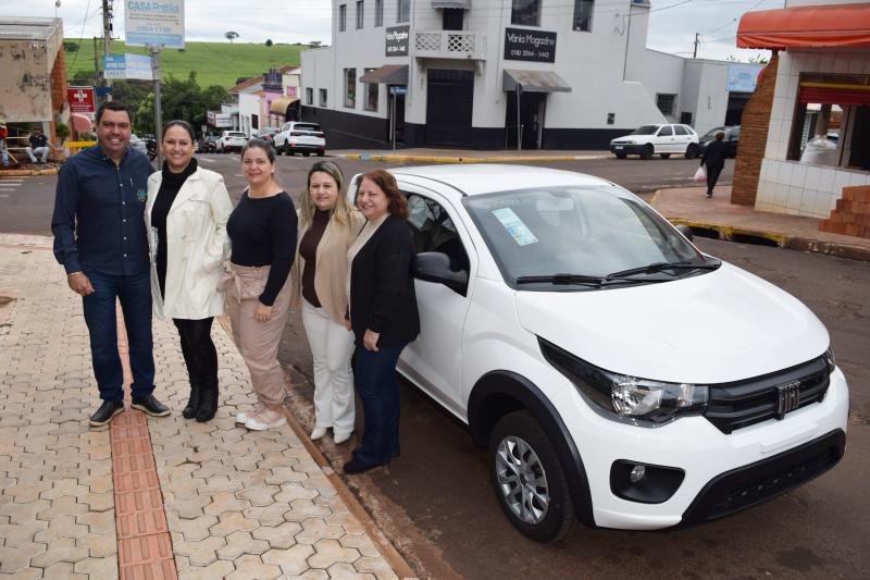 Entrega do carro foi acompanhada pelo prefeito Murilo Nóbrega Campos (União Brasil), pela vice-prefeita Betina Jordão Jacomelli, pela primeira-dama Iris Fernanda Melquiades Gonçalves Campos e as assistentes sociais Maria Aparecida e Joelma