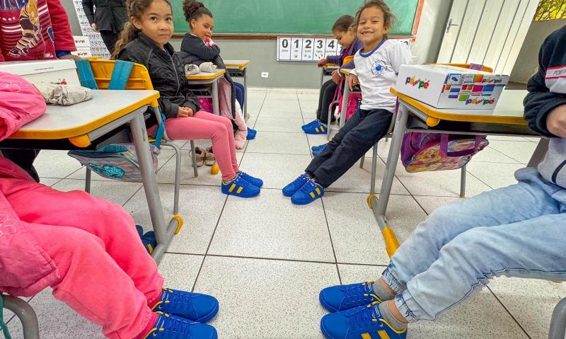 Alunos do berçário ao 5º ano do ensino fundamental de Pirapozinho receberam par de tênis