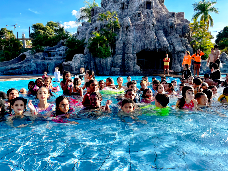 Projeto SOS Crianças se divertindo nas piscinas do complexo aquático