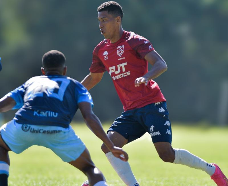 Anunciado na semana passado, atacante Zé Andrade esteve em campo na derrota de hoje