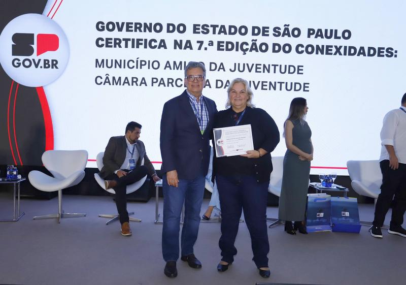 Presidente da Câmara de Álvares Machado recebe certificado de “Parceria da Juventude”