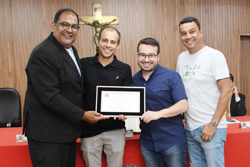 Membros do time tomaram lugar na mesa diretora e receberam homenagem em sessão informal